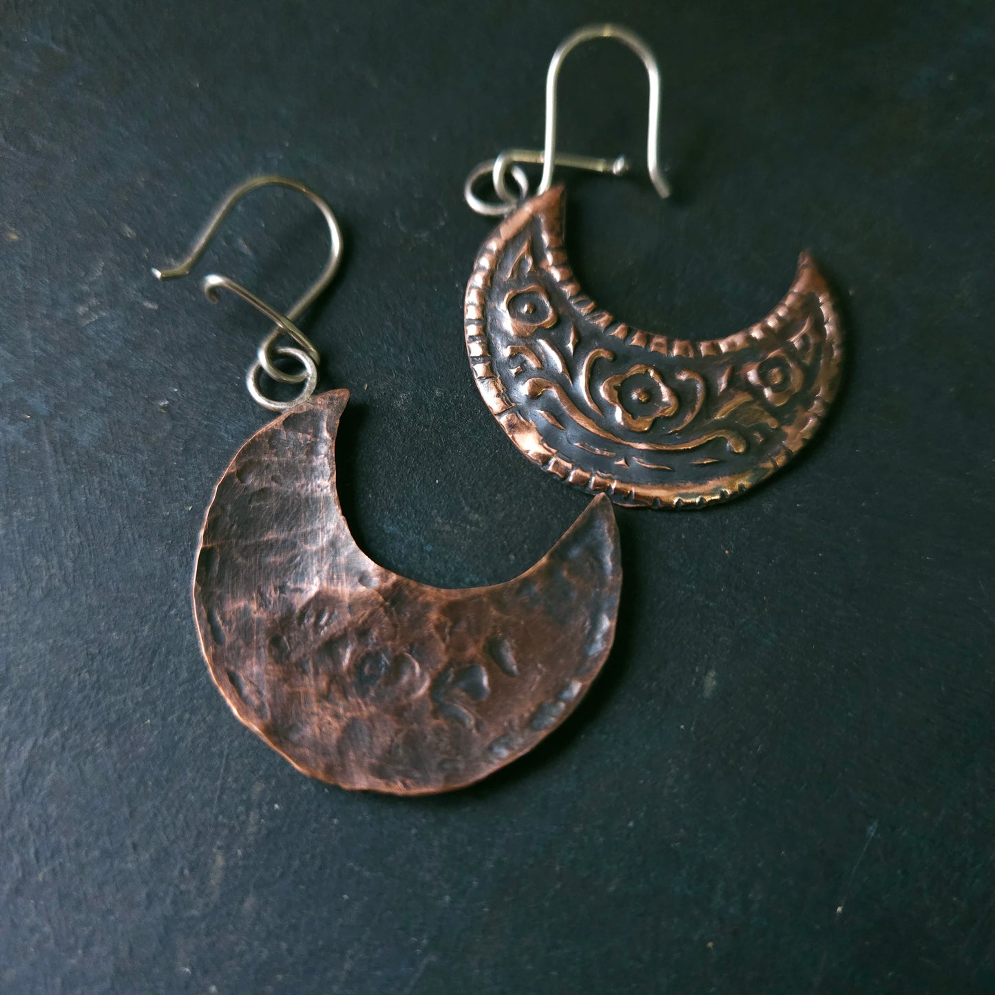 Boucles d'oreilles Lunes fleuries embossées