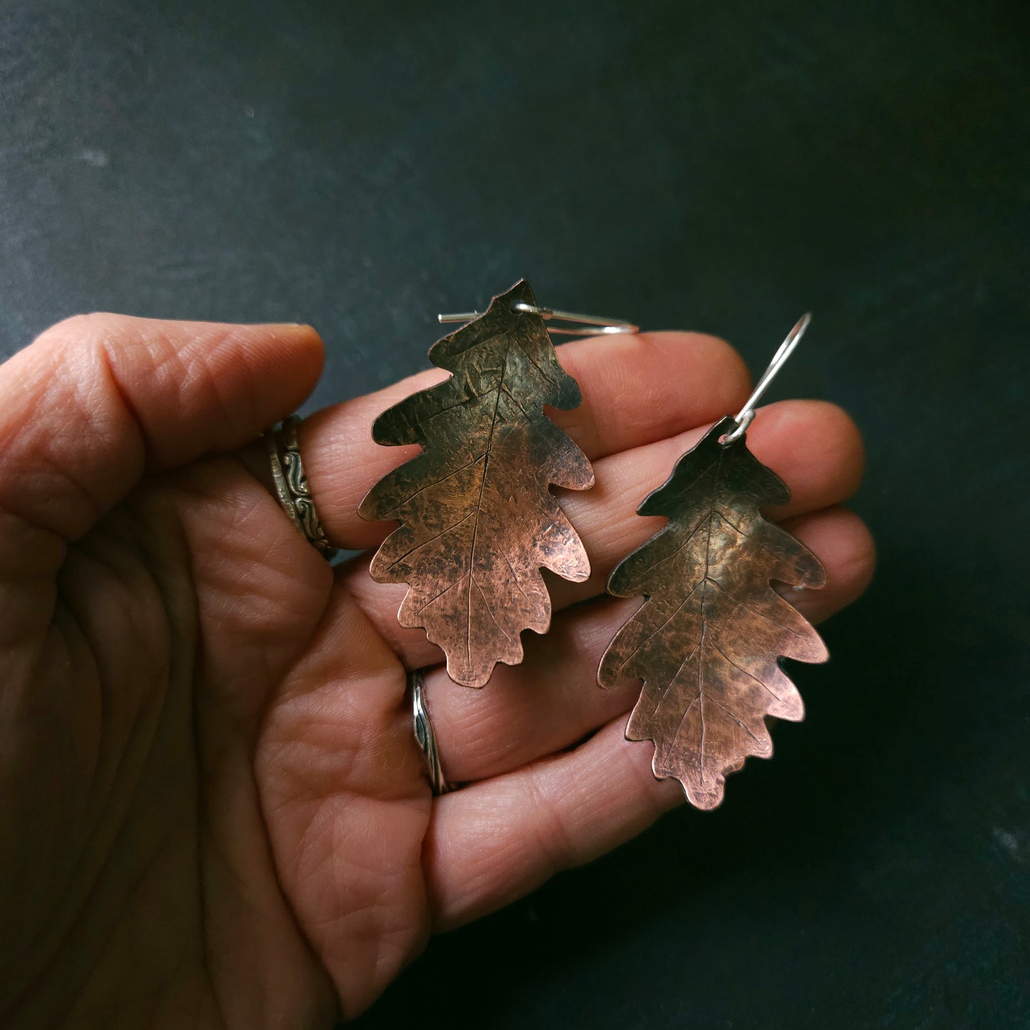 Grandes boucles d’oreilles feuilles de chêne en cuivre – crochets argent sterling faits main