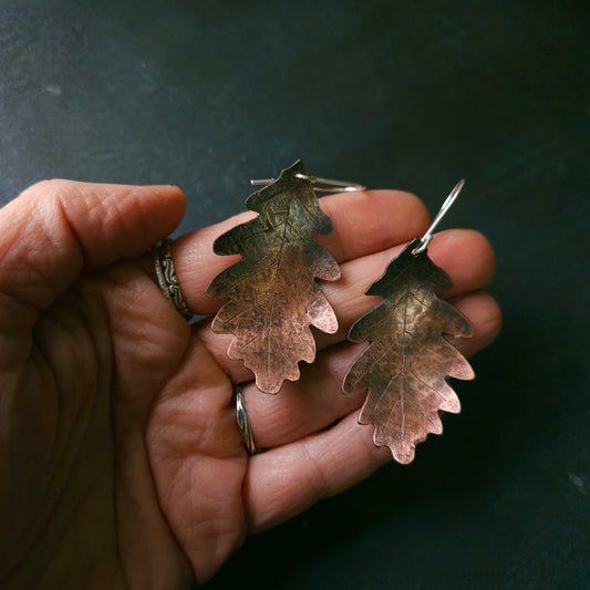 Grandes boucles d’oreilles feuilles de chêne en cuivre – crochets argent sterling faits main