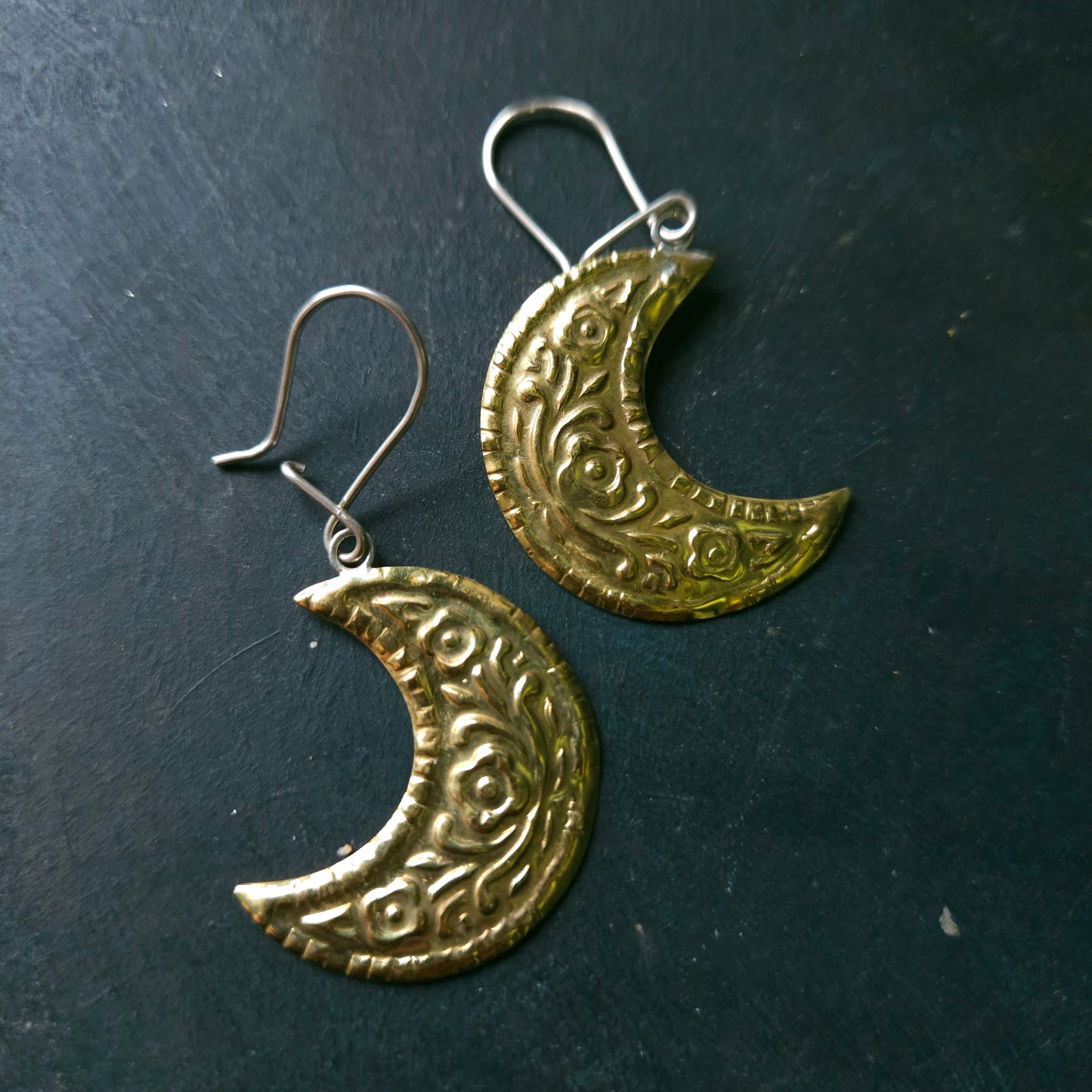 Boucles d'oreilles Lunes fleuries embossées