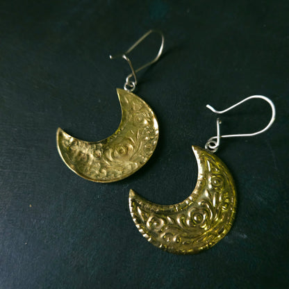 Boucles d'oreilles Lunes fleuries embossées