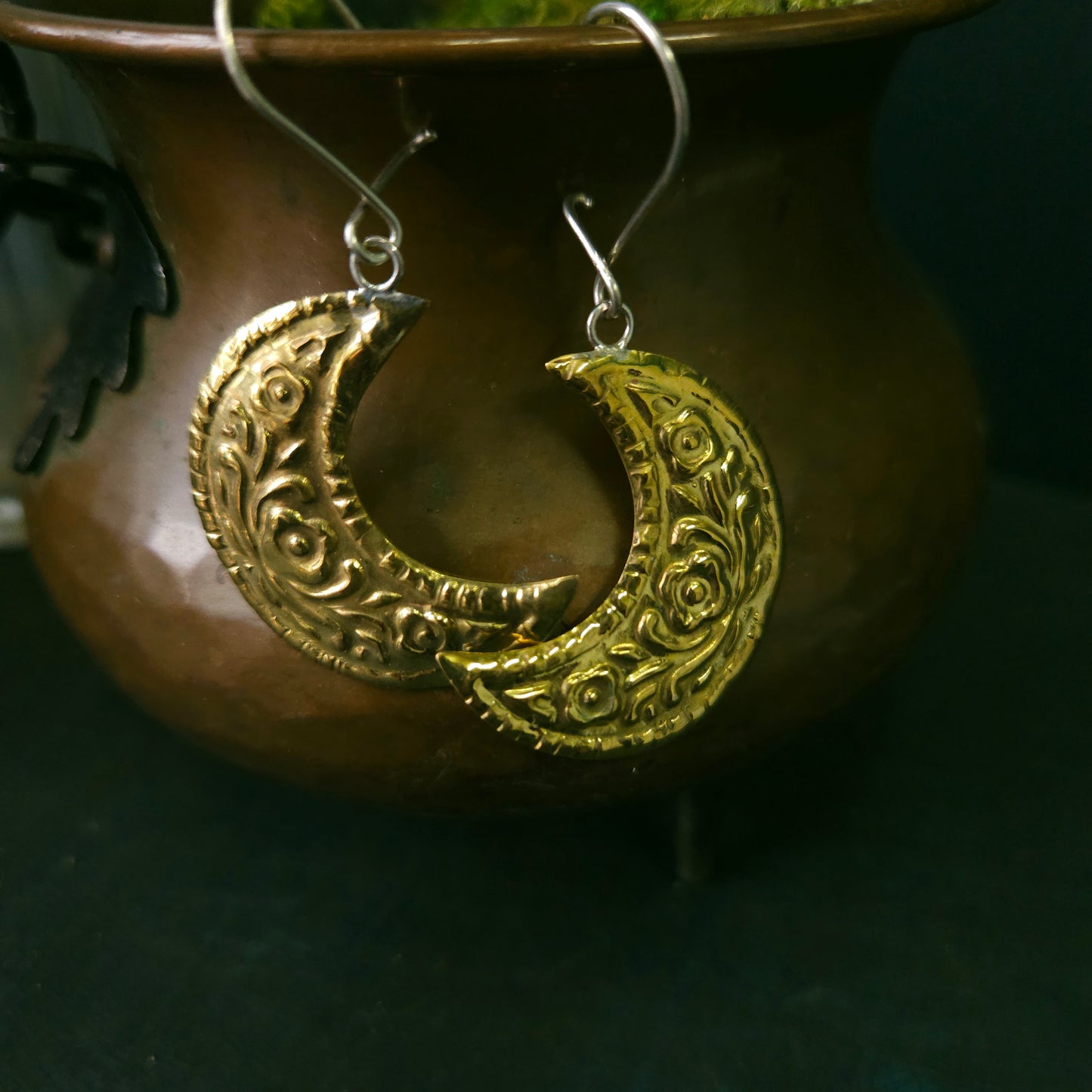 Boucles d'oreilles Lunes fleuries embossées