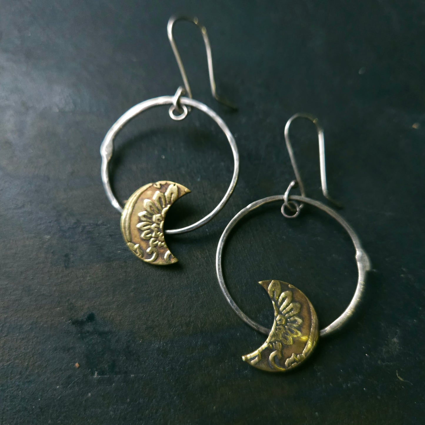 Boucles d’oreilles Lune embossée sur cercle d'argent