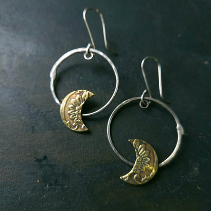 Boucles d’oreilles Lune embossée sur cercle d'argent
