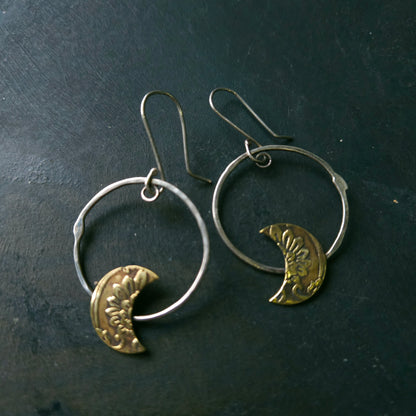 Boucles d’oreilles Lune embossée sur cercle d'argent
