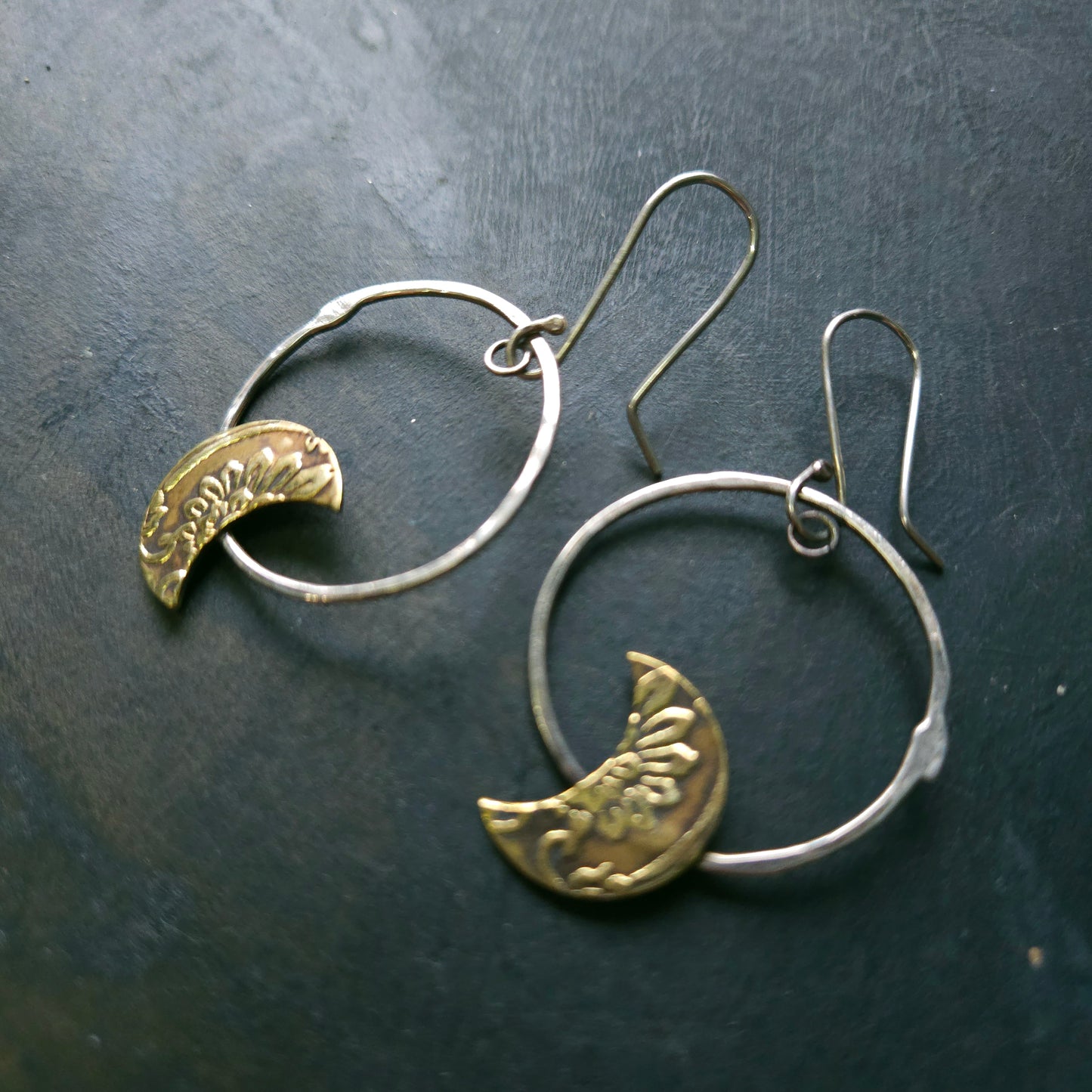Boucles d’oreilles Lune embossée sur cercle d'argent