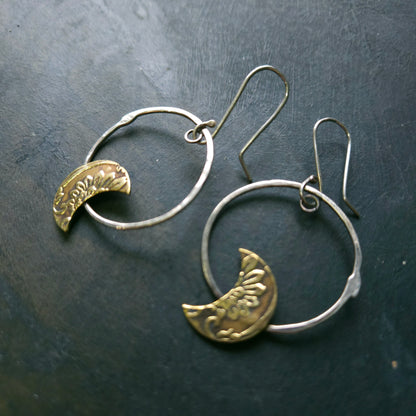 Boucles d’oreilles Lune embossée sur cercle d'argent