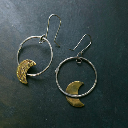 Boucles d’oreilles Lune embossée sur cercle d'argent