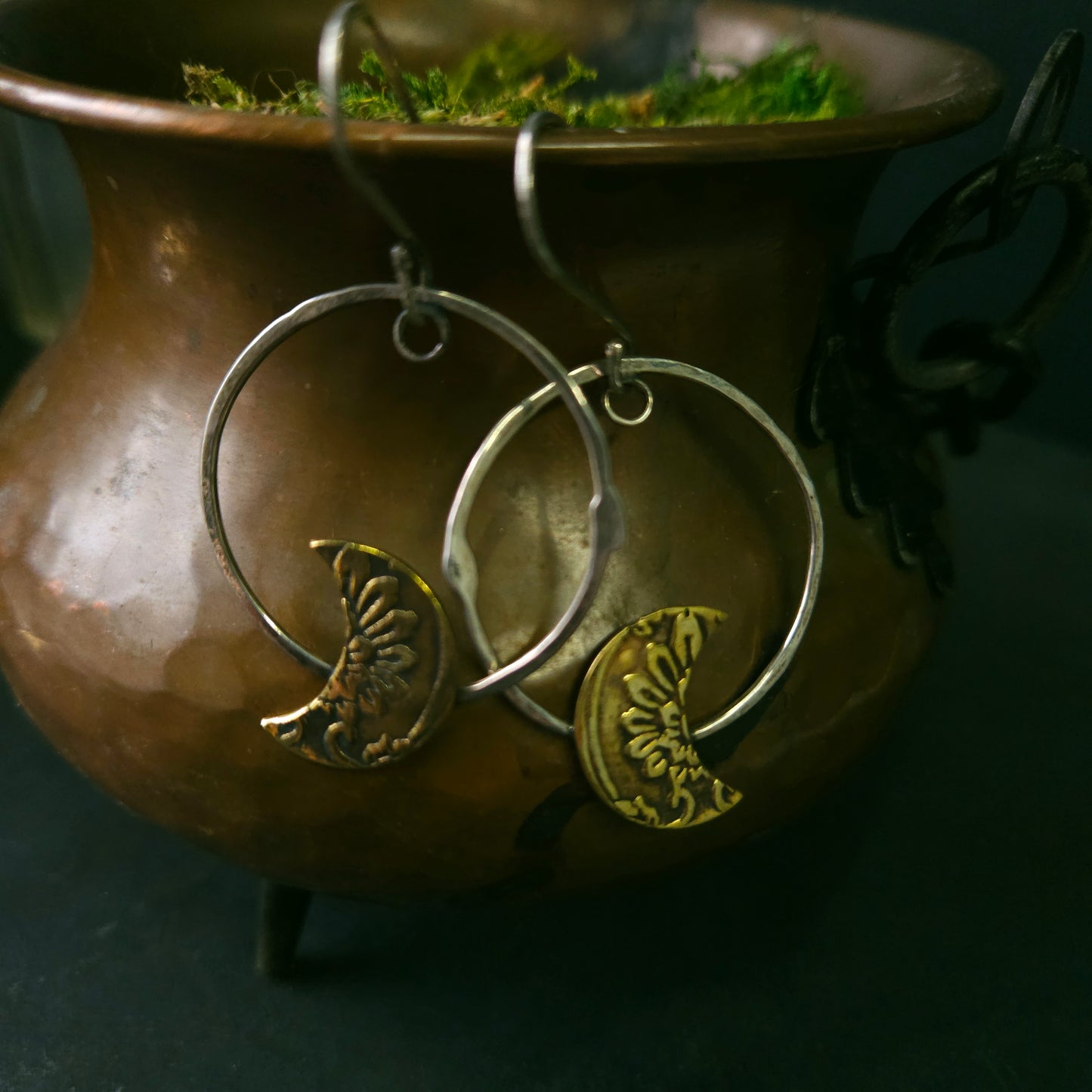 Boucles d’oreilles Lune embossée sur cercle d'argent