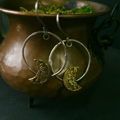Boucles d’oreilles Lune embossée sur cercle d'argent