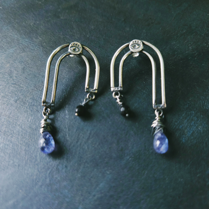 Boucles d'oreilles Portail en argent Sterling, onyx et iolite- Bijoux symboliques