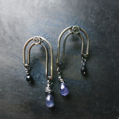 Boucles d'oreilles Portail en argent Sterling, onyx et iolite- Bijoux symboliques