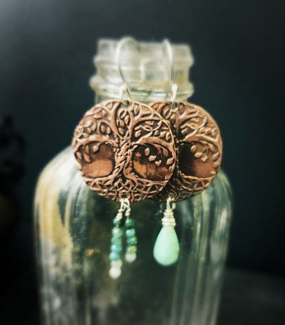 Boucles d’oreilles Arbre de Vie en cuivre avec grandidiérite et chrysoprase – symbolique de croissance et d’harmonie