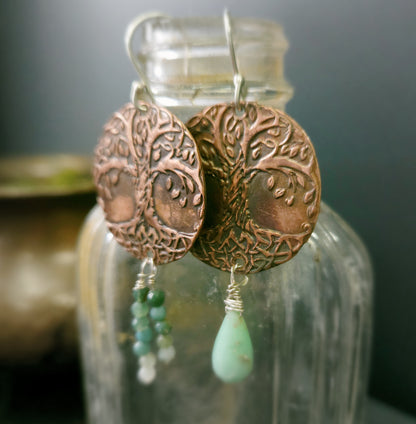 Boucles d’oreilles Arbre de Vie en cuivre avec grandidiérite et chrysoprase – symbolique de croissance et d’harmonie