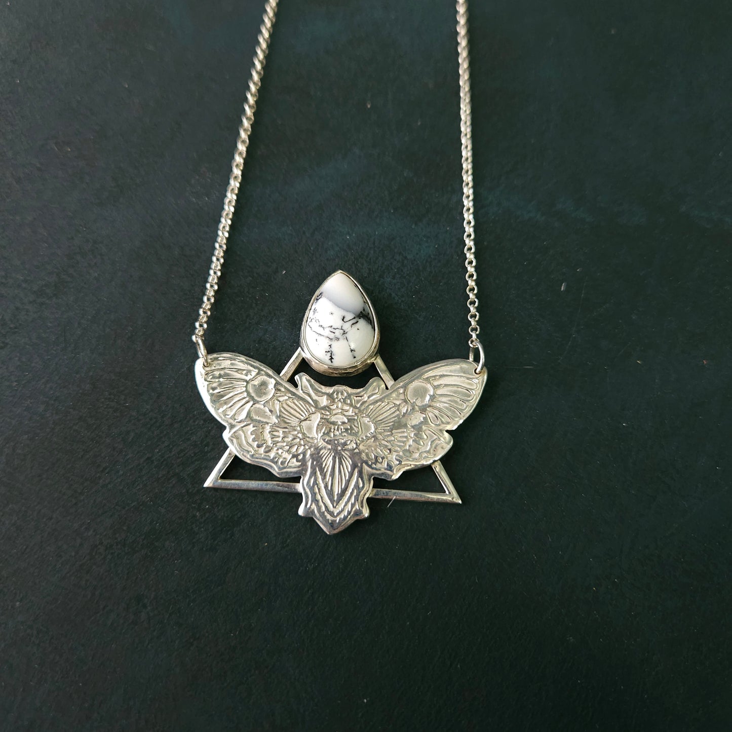 Collier Papillon de nuit en argent sterling avec opale dendritique – transformation et hiver intérieur