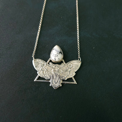 Collier Papillon de nuit en argent sterling avec opale dendritique – transformation et hiver intérieur