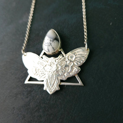 Collier Papillon de nuit en argent sterling avec opale dendritique – transformation et hiver intérieur