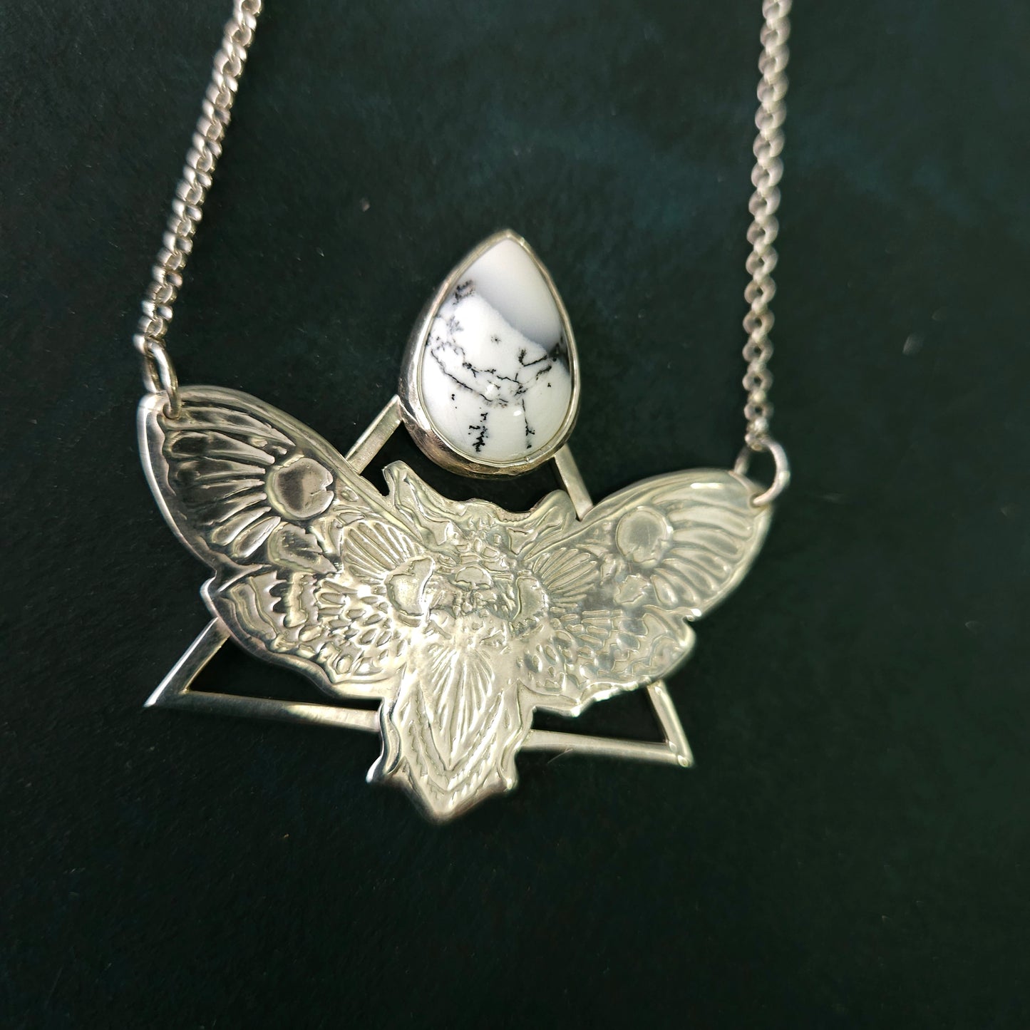 Collier Papillon de nuit en argent sterling avec opale dendritique – transformation et hiver intérieur