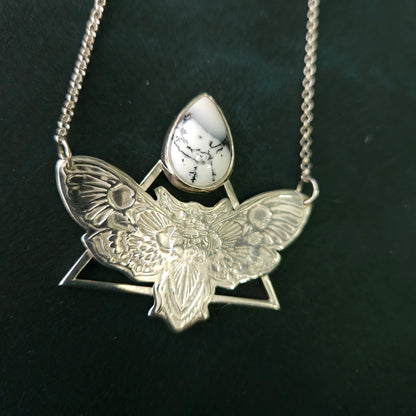 Collier Papillon de nuit en argent sterling avec opale dendritique – transformation et hiver intérieur