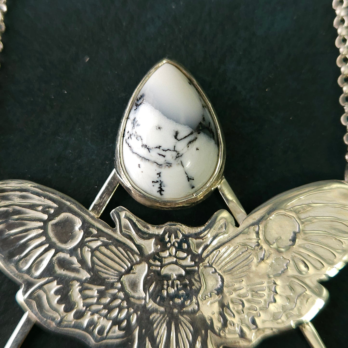 Collier Papillon de nuit en argent sterling avec opale dendritique – transformation et hiver intérieur
