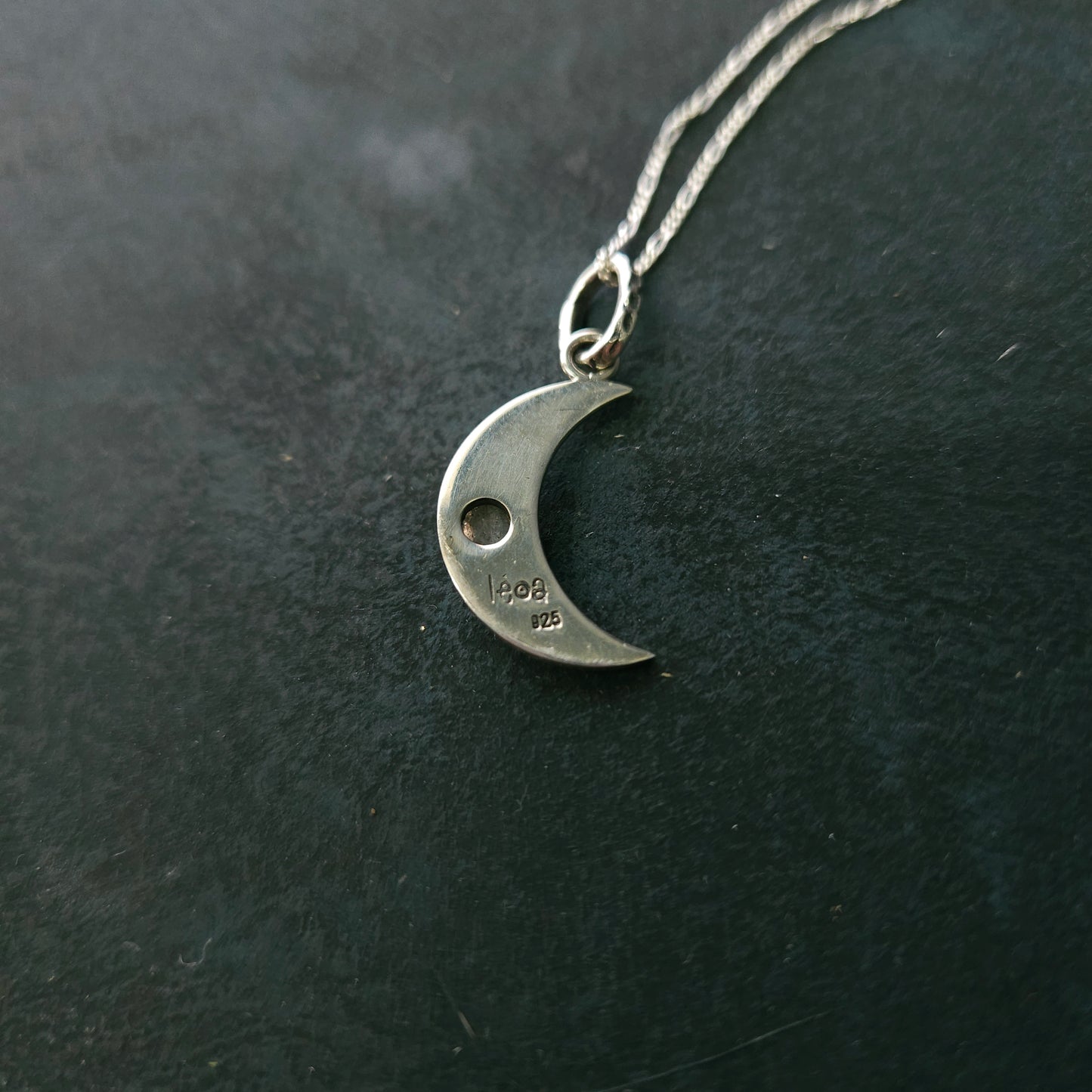 Pendentif lune en argent avec péridot et motifs floraux