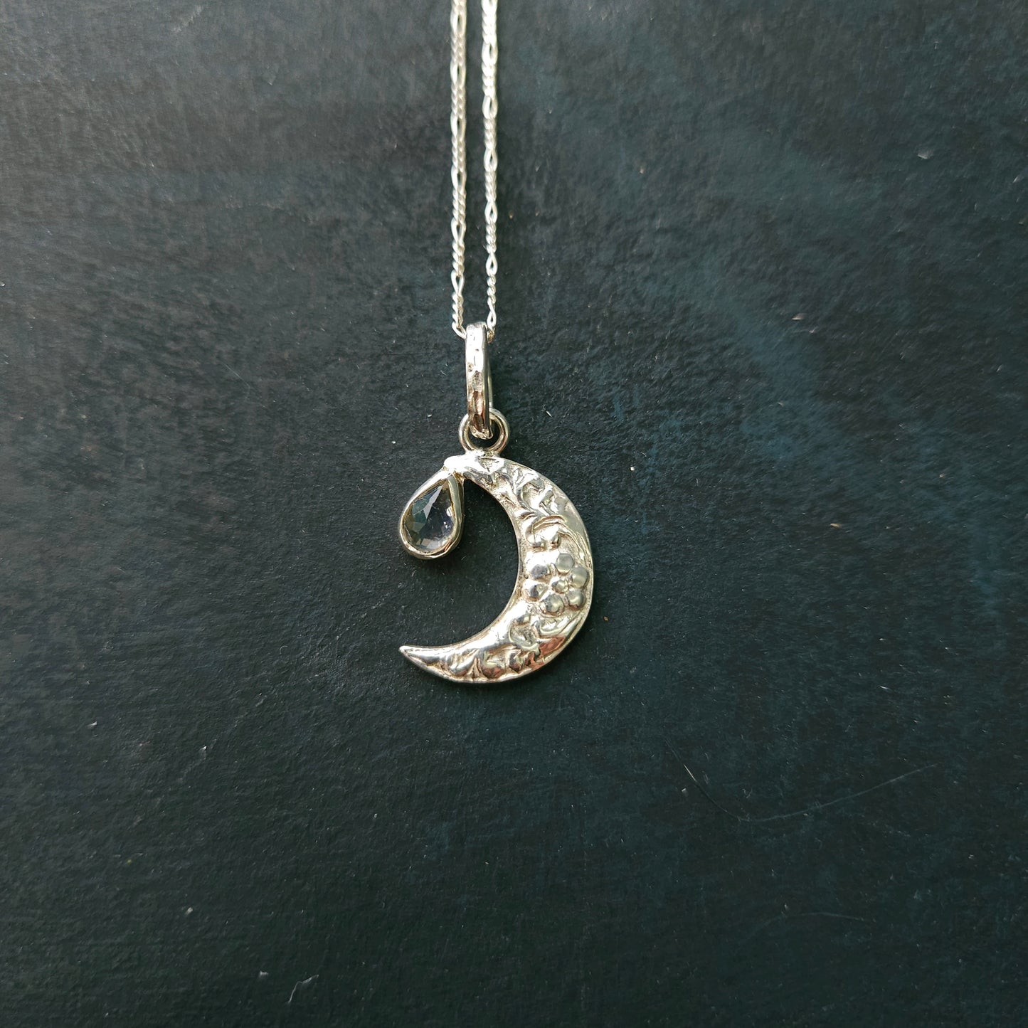 Pendentif lune en argent avec pierre de lune