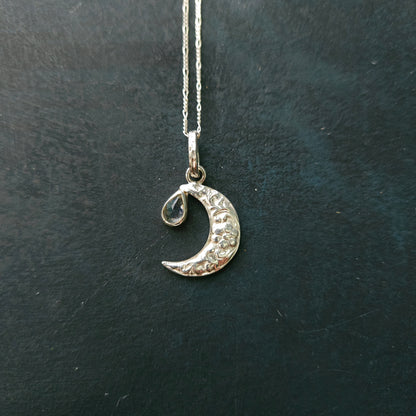 Pendentif lune en argent avec pierre de lune