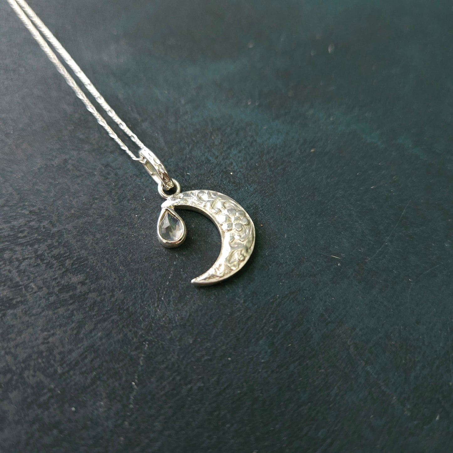 Pendentif lune en argent avec pierre de lune