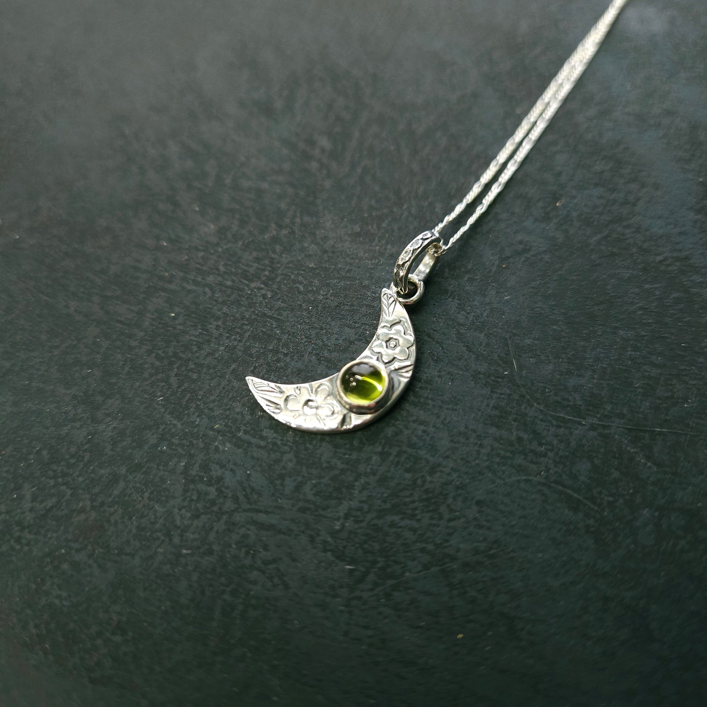 Pendentif lune en argent avec péridot et motifs floraux