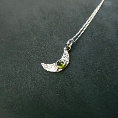 Pendentif lune en argent avec péridot et motifs floraux