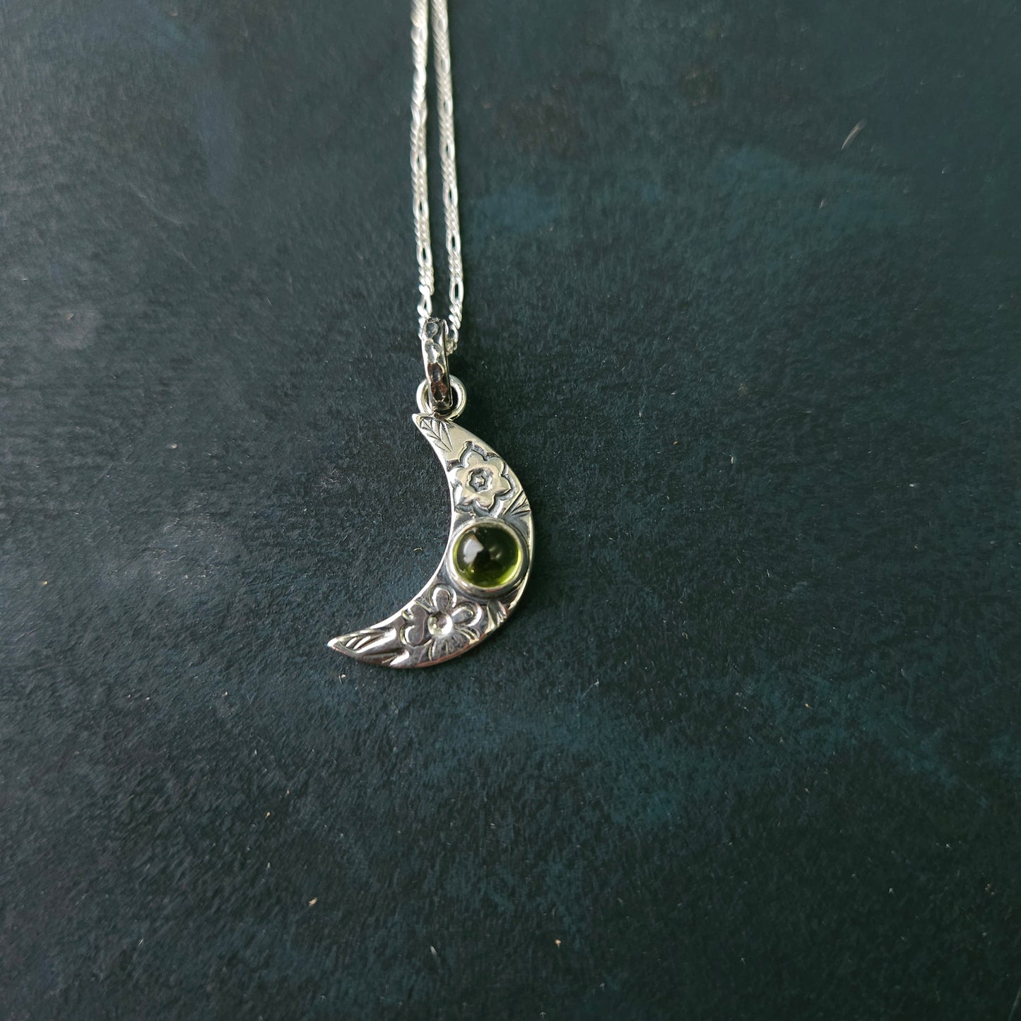 Pendentif lune en argent avec péridot et motifs floraux