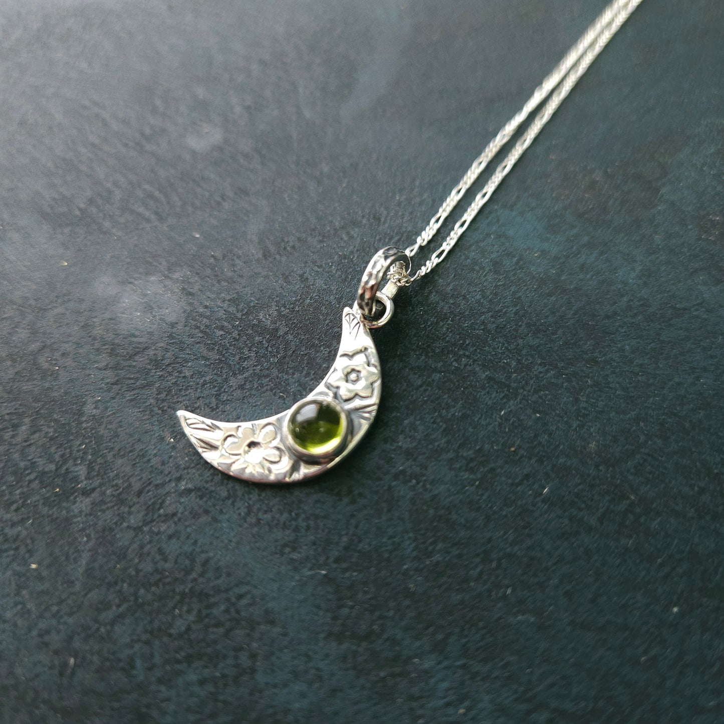 Pendentif lune en argent avec péridot et motifs floraux