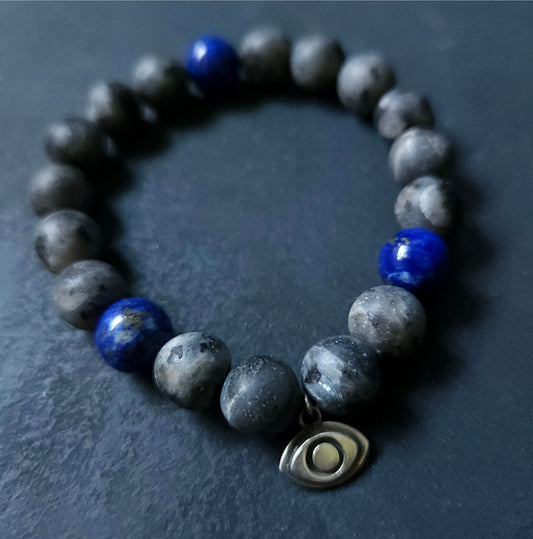 Bracelet en larvikite et lapis lazuli avec breloque oeil en argent