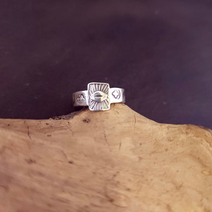 Bague artisanale en argent sterling inspirée des symboles mystiques du Tarot.


