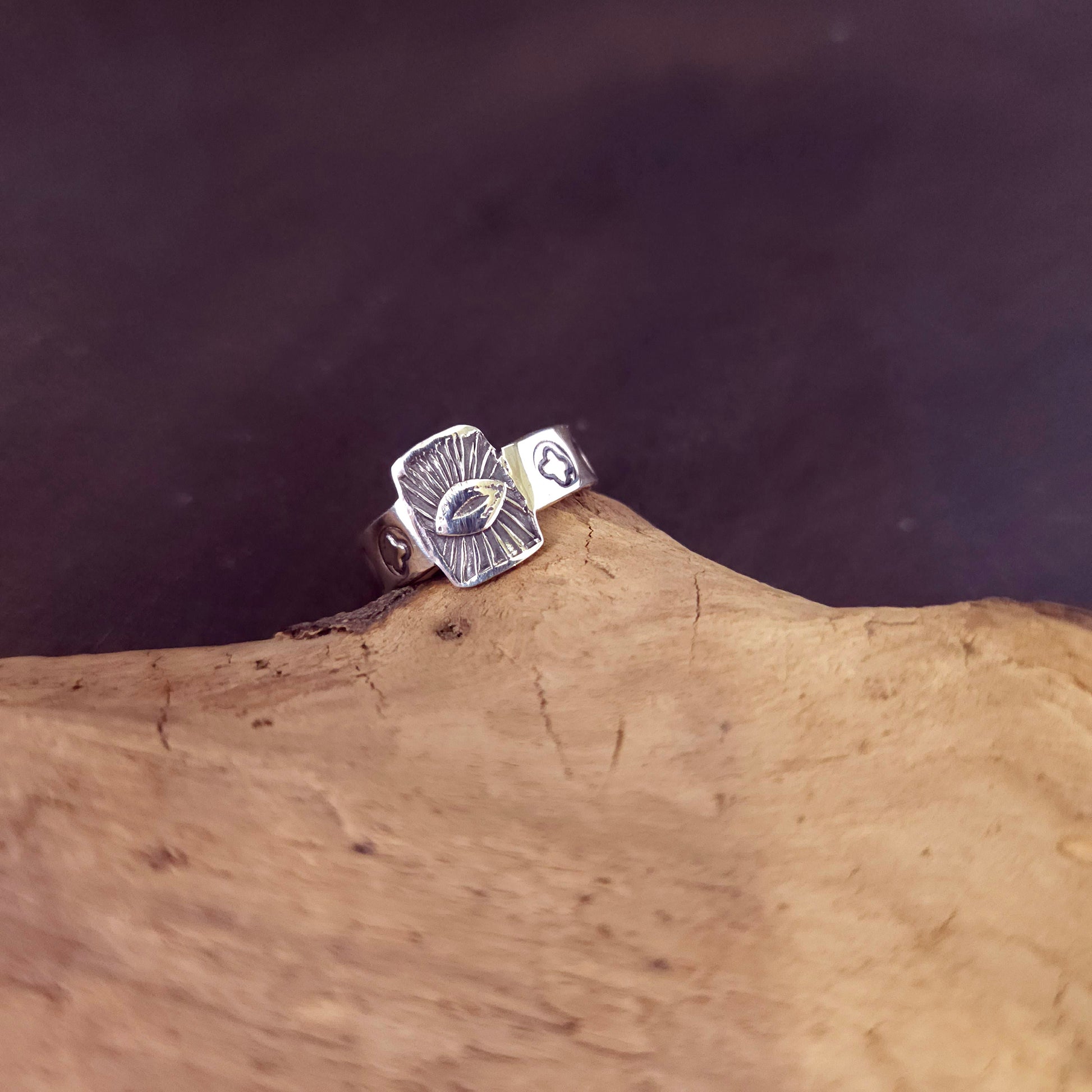 Bague artisanale en argent sterling inspirée des symboles mystiques du Tarot.

