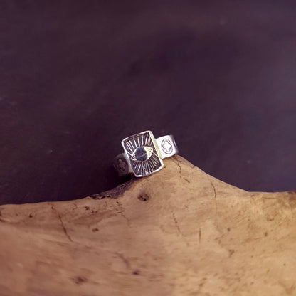 Bague artisanale en argent sterling inspirée des symboles mystiques du Tarot.

