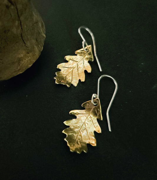 Boucles d’oreilles pendantes en laiton texturé et crochets en argent sterling, en forme de feuilles de chêne

