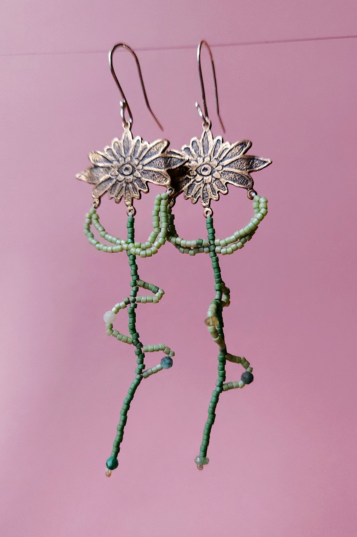 Boucles d'oreilles pendantes en bronze et perles Miyuki - Marguerite imaginaire