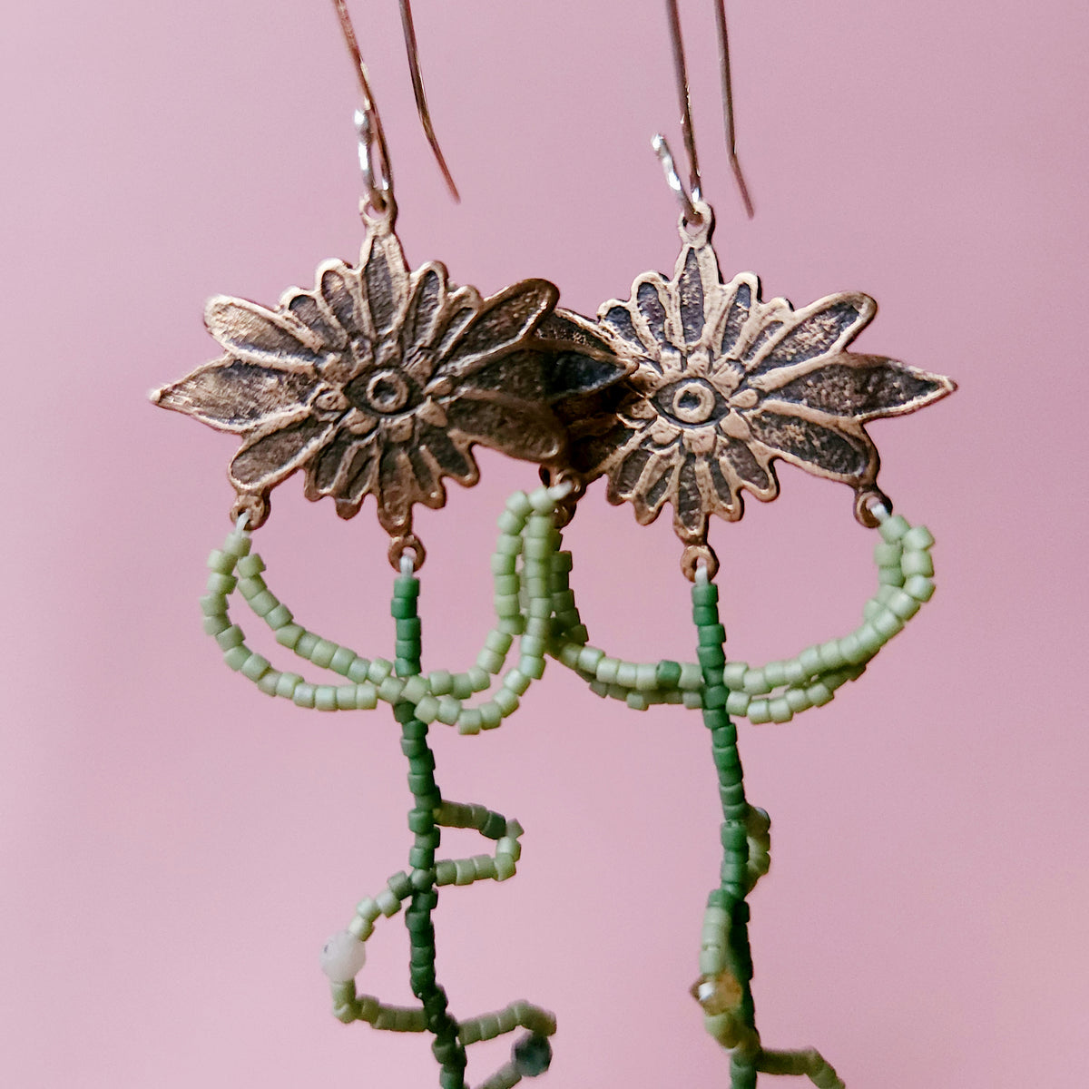 Boucles d'oreilles pendantes en bronze et perles Miyuki - Marguerite imaginaire