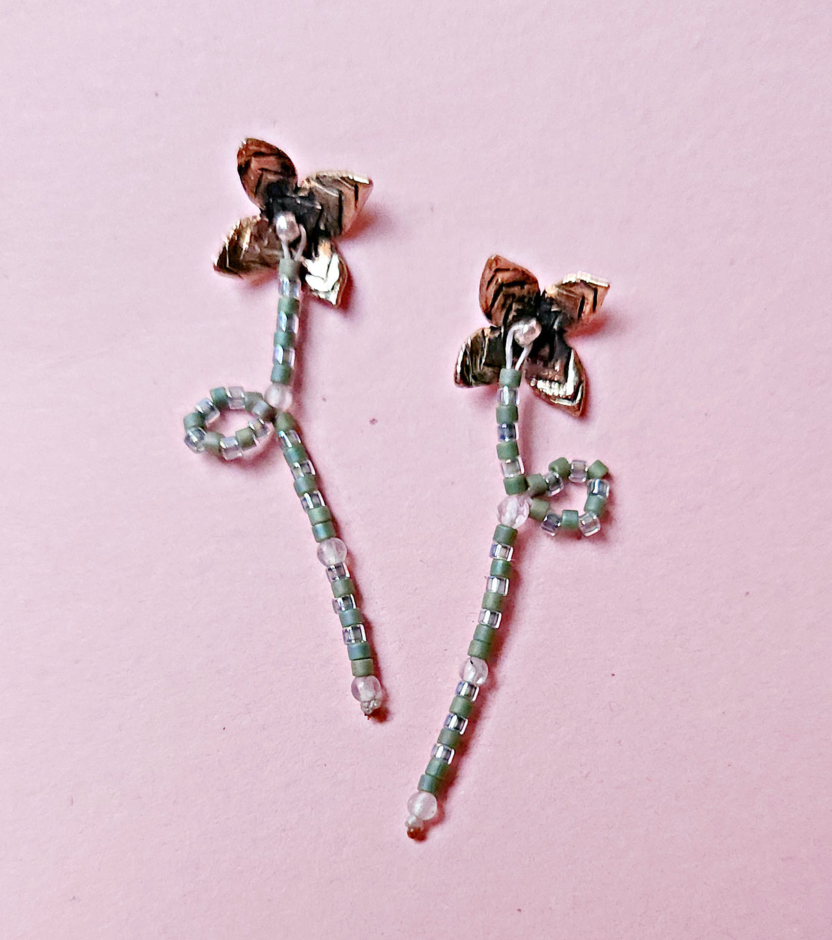 Boucles d'oreilles à tiges en bronze et perles Miyuki - Petite fleur imaginaire