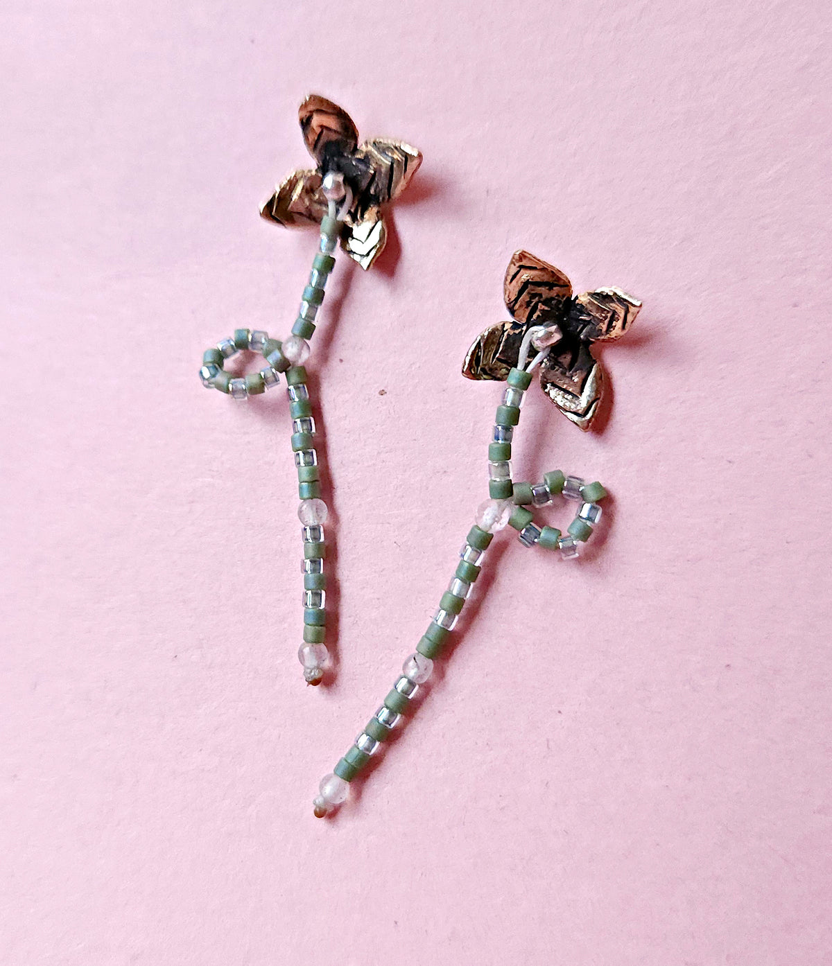 Boucles d'oreilles à tiges en bronze et perles Miyuki - Petite fleur imaginaire