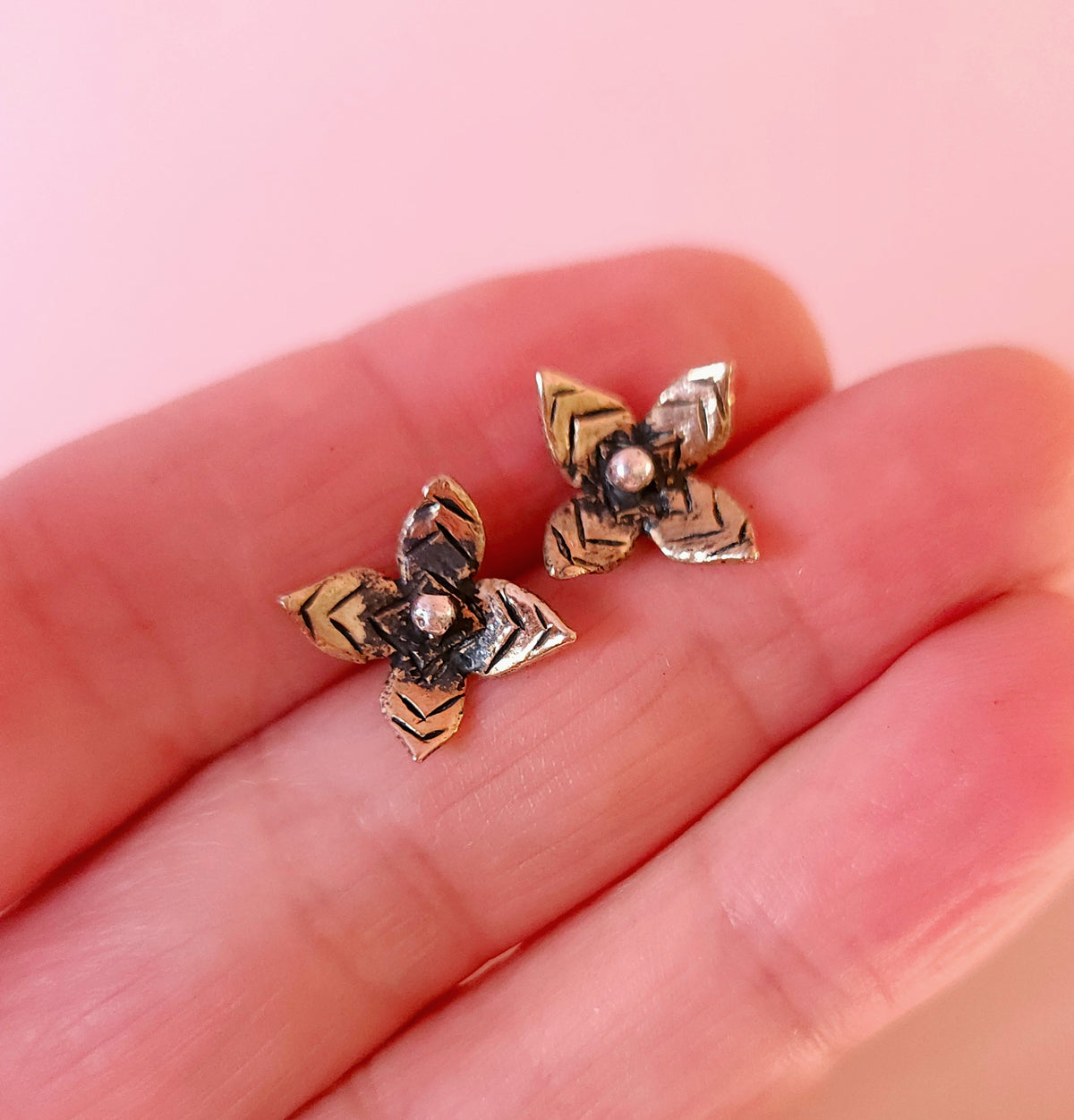 Boucles d'oreilles à tiges en bronze - Petite fleur imaginaire