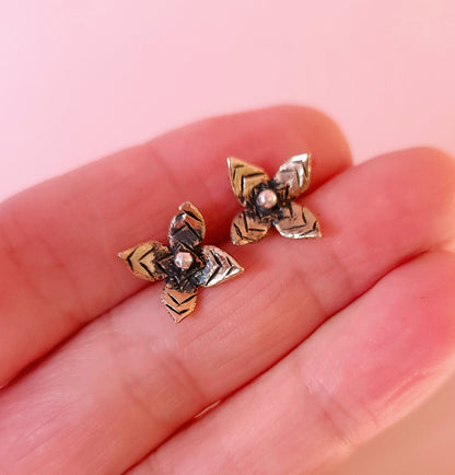 Boucles d'oreilles à tiges en bronze - Petite fleur imaginaire
