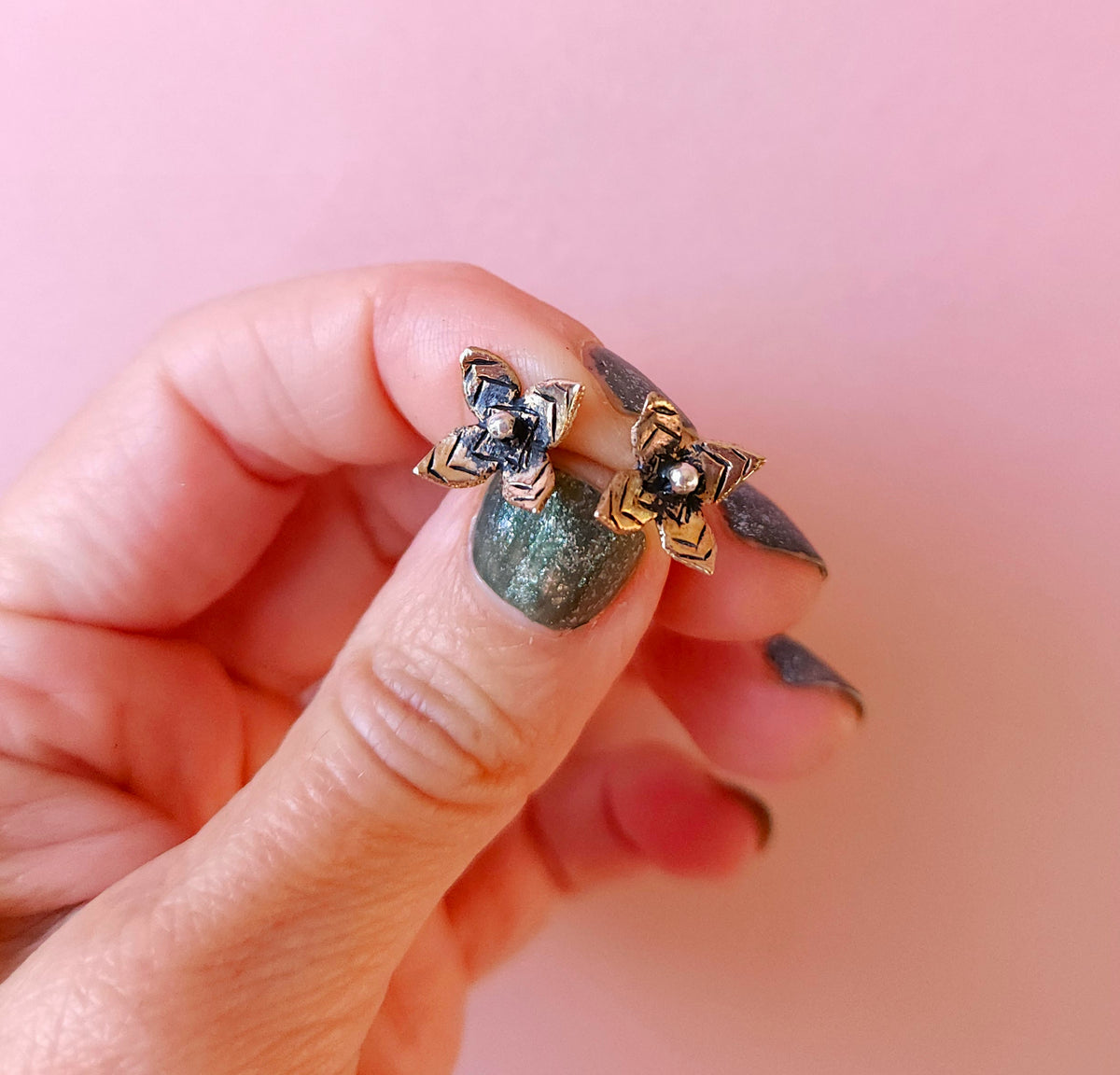 Boucles d'oreilles à tiges en bronze - Petite fleur imaginaire