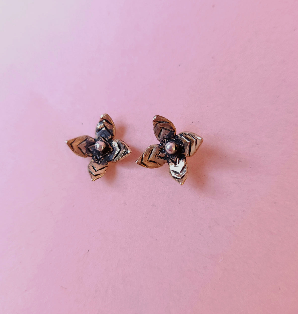 Boucles d'oreilles à tiges en bronze - Petite fleur imaginaire