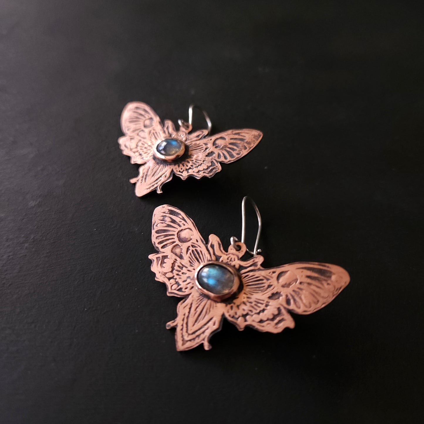 Boucles d'oreilles Papillon de nuit en cuivre et Labradorites ovales