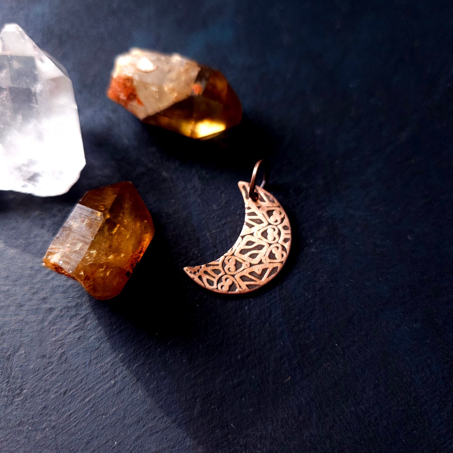 Collier Lune "Aluna" en cuivre texturé