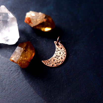 Collier Lune "Aluna" en cuivre texturé