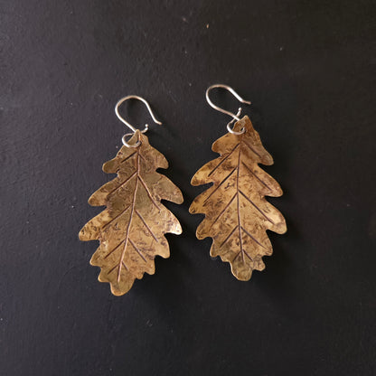 Grandes boucles d’oreilles feuilles de chêne en laiton – crochets argent sterling faits main