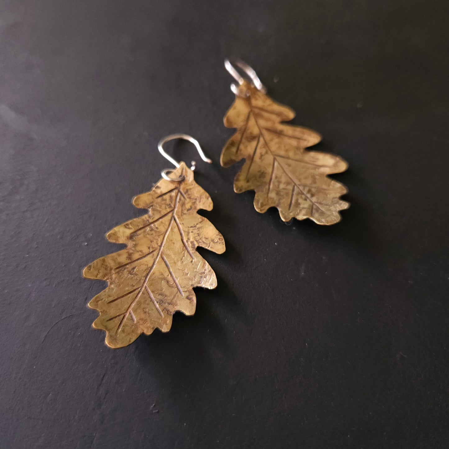 Grandes boucles d’oreilles feuilles de chêne en laiton – crochets argent sterling faits main
